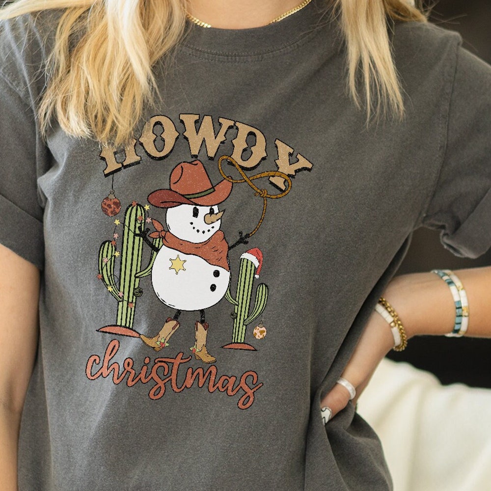 Snorider Design Howdy Christmas - Comfort Western Christmas Shirt, Howdy Christmas, Cactus Christmas, Cowboy Christmas, Retro Christmas Shirt