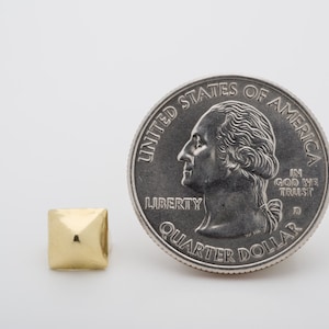 100 kleine piramide Brass metalen Studs voor Punk kleding draag Vintage en meer. StudsAndSpikes Denim en LeatherCraft