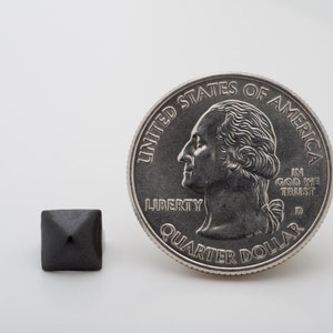 100 kleine schwarze Pyramide Metall-Nieten für Punk Kleidung tragen, Vintage und vieles mehr