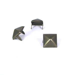Tas van 100 standaard 13mm antieke messing piramide studs voor punk vintage kleding. StudsAndSpikes Denim en LeatherCraft
