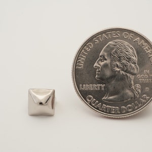 100 små pyramidfärgade silvermetallnitar för kläder, punk, vintage och mer