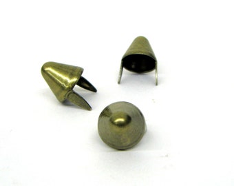 Tall Antique Brass English77 Cone Studs - tas van 100