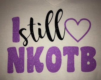 Chemise blanche pailletée I Still Love NKOTB pour femmes - T-Shirt NKOTB - T-shirt NKOTB - Chemise Boy Band