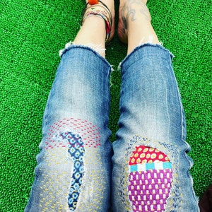 Sashiko- und Boro-Stickerei sowie Patchwork-Reparaturen an Jeans. Wenn Sie mir das zu reparierende Kleidungsstück zeigen können, senden Sie mir bitte ein Foto. Die Kosten richten sich nach dem Kleidungsstück.