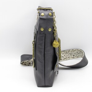 Sac à bandoulière Steampunk Cat avec cuir noir brut, chat vintage en laiton, capsule en filigrane, médaillon, coton teint au thé et rivets par Phantazmagorium image 7