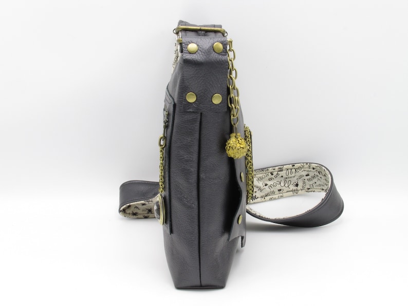 Sac à bandoulière Steampunk Cat avec cuir noir brut, chat vintage en laiton, capsule en filigrane, médaillon, coton teint au thé et rivets par Phantazmagorium image 7