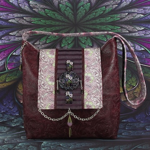 Bolso bandolera/mensajero/cartera victoriano con estampado floral en piel sintética burdeos, con algodón, cadenas y joyas en rosa y morado inspirados en William Morris.