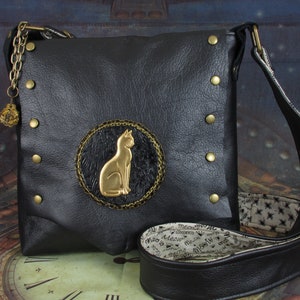 Sac à bandoulière Steampunk Cat avec cuir noir brut, chat vintage en laiton, capsule en filigrane, médaillon, coton teint au thé et rivets par Phantazmagorium image 9