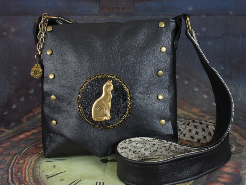 Steampunk Cat Shoulder Bag with Raw Black Leather, Brass Vintage Cat, Filigree Capsule, Locket, Tea-dyed Cotton, & Rivets by Phantazmagorium Bild 9