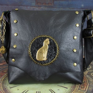 Sac à bandoulière Steampunk Cat avec cuir noir brut, chat vintage en laiton, capsule en filigrane, médaillon, coton teint au thé et rivets par Phantazmagorium image 1