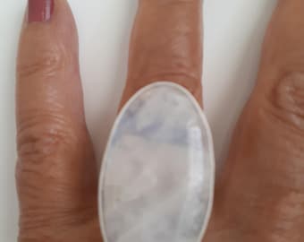 Anillo de piedra lunar grande de plata esterlina hecho a mano: un toque bohemio para cóctel
