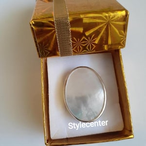 Großer ovaler Perlmuttring handgefertigt mit einer weißen Muschel und Sterlingsilber. Statement, Cocktail und Modeschmuck für Damen