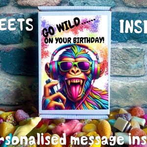 お菓子とパーソナライズされたギフトメッセージが入った、Go wild モンキーの男の子用誕生日カード | レターボックスギフト | あなたのスイーツをお選びください | レターボックススイーツ