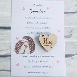 Oma wir vermissen euch nachdenkliche Geschenk-Umarmungs-Token. Taschenarm.  Herz aus Holz. kleine Umarmung. Andenken für geliebte Menschen. Denke an dich