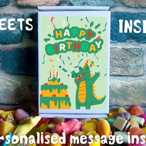 ワニの恐竜の男の子の誕生日カード、中にお菓子とパーソナライズされたギフトメッセージ付き | レターボックスギフト | あなたのお菓子をお選びください | レターボックス スイート