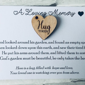Liefdevolle herinneringsknuffel token pocket knuffel houten hart kleine knuffel. Aandenken voor geliefde.