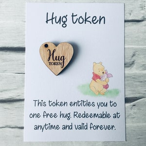 Regalo de abrazo con forma de corazón de Winnie the Pooh. Abrazo de bolsillo. Corazón de madera. Pequeño abrazo. Recuerdo para un ser querido. Regalo pensando en ti.