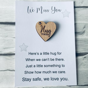 Wir vermissen Euch nachdenkliche Geschenk-Umarmungs-Token. Taschenarm.  Herz aus Holz. kleine Umarmung. Andenken für geliebte Menschen. Denken Sie an Ihr Geschenk.