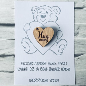 Eine Bären-Umarmung We miss you thoughtful Gift Hug Token. Taschenarm.  Herz aus Holz. kleine Umarmung. Andenken für geliebte Menschen. Denken Sie an Ihr Geschenk.