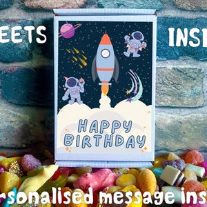 お菓子とパーソナライズされたギフトメッセージが入った宇宙ロケットの男の子の誕生日カード | レターボックスギフト | あなたのお菓子をお選びください | レターボックススイーツ