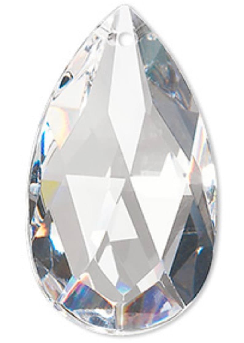 Puede incluir: Un colgante de cristal transparente e incoloro en forma de pera con m&uacute;ltiples facetas geom&eacute;tricas que reflejan la luz. La parte superior del cristal tiene un peque&ntilde;o orificio circular para colgarlo, y el dise&ntilde;o es sim&eacute;trico con bordes pulidos.