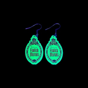 Pendientes que brillan en la oscuridad de la Mansión Encantada, bienvenidos a los Mortales Insensatos
