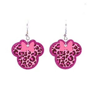 Pu&ograve; includere: Orecchini pendenti rosa e marroni con stampa leopardata e un fiocco rosa. Gli orecchini hanno la forma di una testa di topo dei cartoni animati.