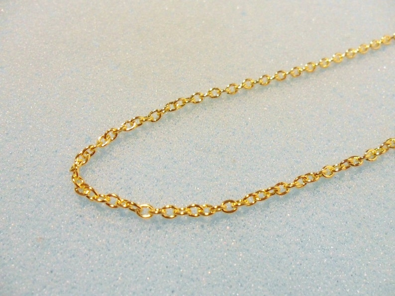 Peut inclure: Un collier en cha&icirc;ne dor&eacute;e avec un design d&eacute;licat et li&eacute;.