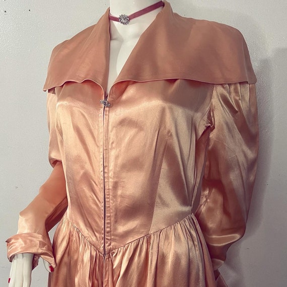 Curvy• Gorgeous 1940s liquid rayon satin hostess … - image 8