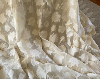 tablecloth in swiss cotton, with raised leaves