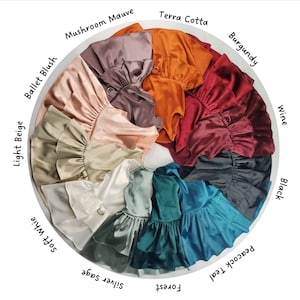 K&ouml;nnte beinhalten: Ein Farbkreis aus Stoffmustern in verschiedenen Schattierungen von Gr&uuml;n, Blau, Rot, Braun, Beige und Wei&szlig;. Die Muster sind in einem Kreis angeordnet, wobei die Farbnamen um den Au&szlig;enrand geschrieben sind.