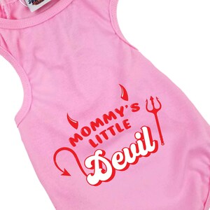 Koszulka Mommy's Little Devil Dog | 2 opcje kolorystyczne | Strój dla psa na Halloween | XS-5XL | Strój dla psa na Halloween | Śmieszna koszulka dla psa