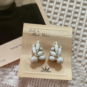 Pendientes vintage de los años 1940 y 1950 con clip estilo *Jewels By Albert Weiss* Cristal blanco Color oro claro Metal en tarjeta de presentación original