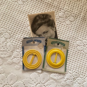 Fibbie vintage anni '30, fibbie per abbigliamento gialle Art Deco su carte originali, ENTRAMBE VENDUTE INSIEME