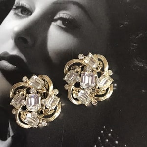 Brincos Clipon vintage dos anos 1950 e 1960 assinados * Kramer * COR em tom dourado claro com strass transparentes e brilhantes
