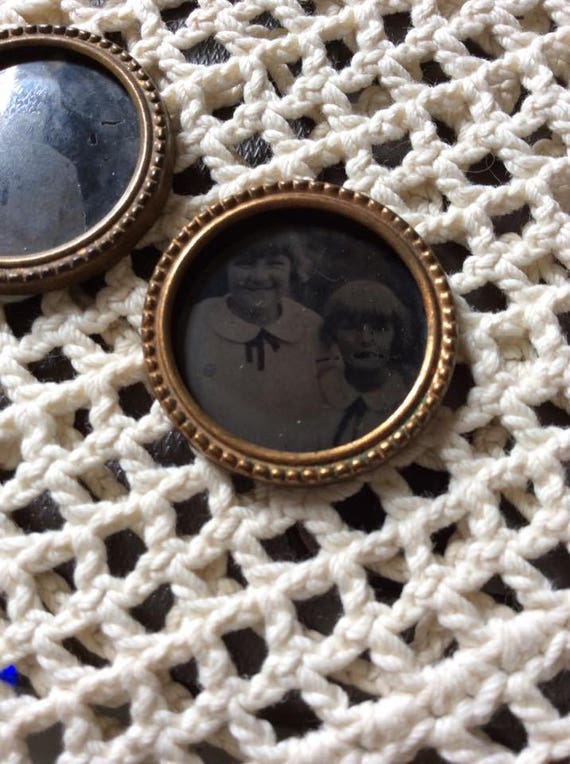 Vintage 1920s Locket Inserts Photos 2 Discs Littl… - image 4