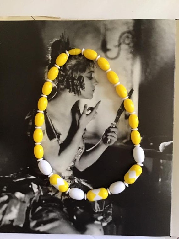 Vintage 1970's Necklace Yellow And White Plastic B