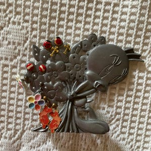 Árbol/soporte para pendientes vintage de los años 90 (fecha de 1996) con forma de pájaro amarillo y cinco pares de pendientes perforados GRATIS