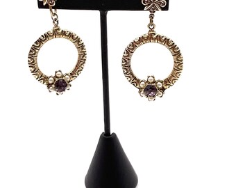 Brincos vintage dos anos 1940, estilo revival vitoriano com fecho de rosca, cor dourada, pedra roxa e pérolas artificiais brancas. Sem assinatura ou marca. Vendidos no estado em que se encontram!
