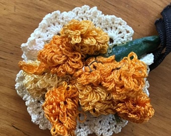 Broche broche fleur à la main années 1940 Tatted Crochet Orange en vêtements de couleur sur votre veste ou un chemisier