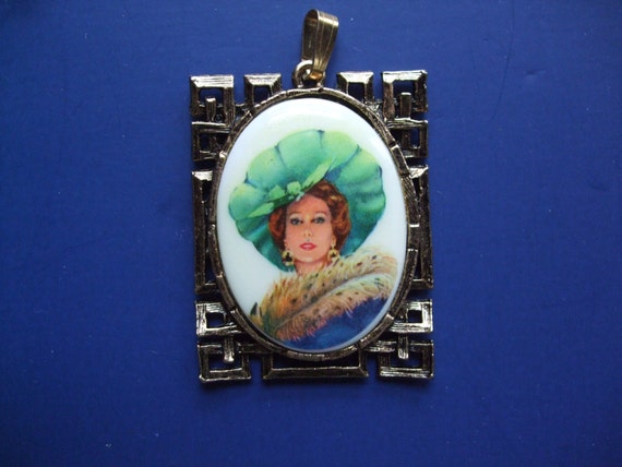 Vintage 1980s Pendant Portrait Of A Lady Lightwei… - image 1