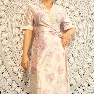 1970&#39;s Dressing Gown Robe - Pearl Muted Floral Pattern - Housecoat Sleepwear