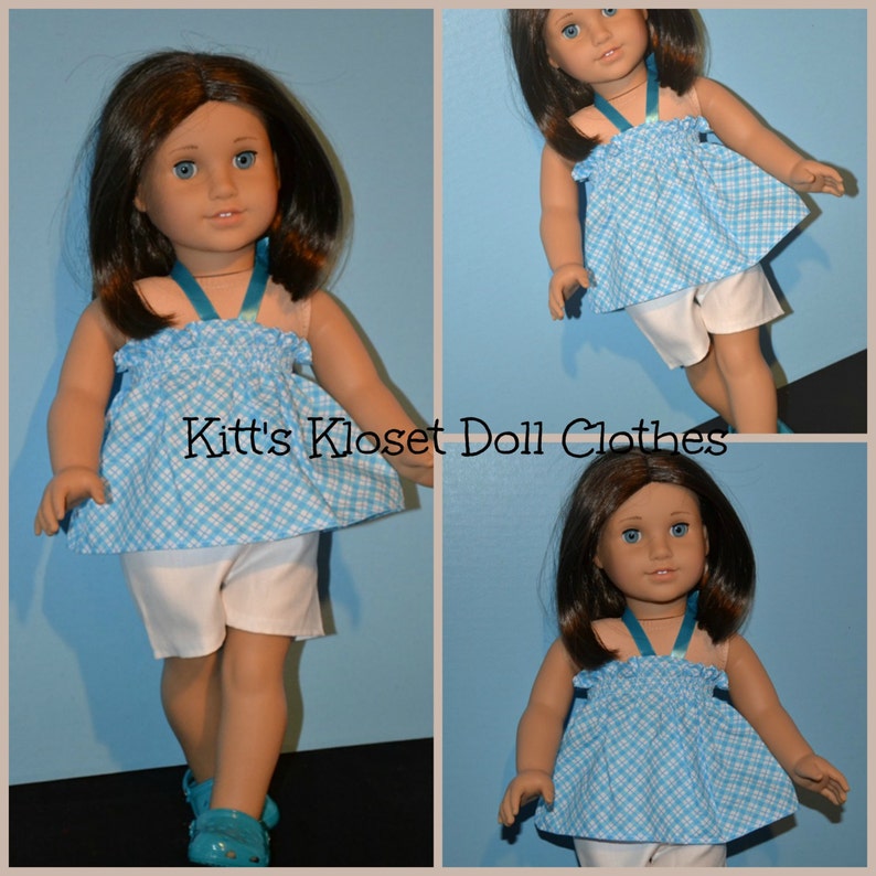 Puede incluir: Un vestido de mu&ntilde;eca de vichy azul y blanco con una tira turquesa. El vestido tiene un top con volantes y lo lleva una mu&ntilde;eca con el pelo casta&ntilde;o.