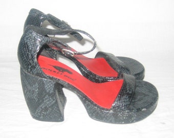 Vintage Rocket Dog Man Made Upper Grey Black Snake Print Red Insole Buckled Peep Toe Grunge Goth Club Kid High Chunky Plaform Heel Shoes 7M