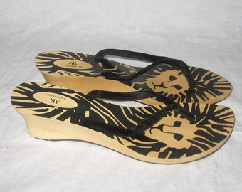 Vintage Rare Designer Anne Klein Lion Signature Logo Printed Insole Wooden Wedge High Heel Black Beige Velvet Thong Sandals Shoes Size 9 M