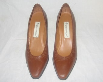 Vintage Etienne Aigner Raine Made In Brazil Brown Leather Upper Man Made Sole Perforated High Heel Pump Square Toe Classic Shoes Size 7 N
