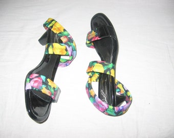 Vintage Donald J Pliner Vero Cuoio Black Multi-color Floral Print Stretch Fabric Strappy Kitten Low Heels Leather Sandals Shoes Size 7 1/2