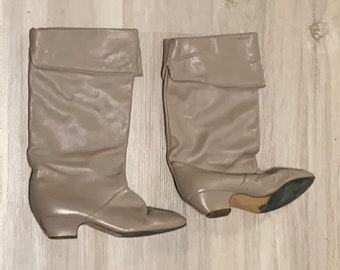 Vintage Joyce  Beige Slanted Cuffed Fold Over Slouch Hippie Boho Grunge 1 3/4" Low Heel Leather Boots Size 9 1/2 N