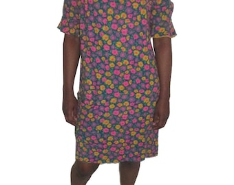 Vestido corto de algodón estilo mini mod vintage con estampado de margaritas multicolor, cuello redondo, mangas con volantes y bolsillo.