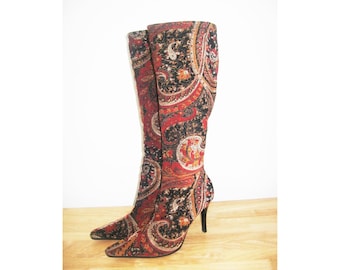 Stivali alla moda vintage Diba in velluto con stampa paisley multicolore, punta quadrata, tacco a spillo alto, cerniera laterale, altezza al ginocchio, taglia 6 1/2 B.